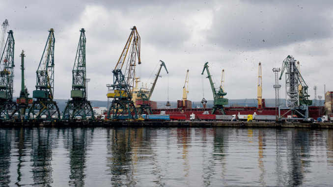Премахват оборудване на Пристанищен терминал Бургас­-запад