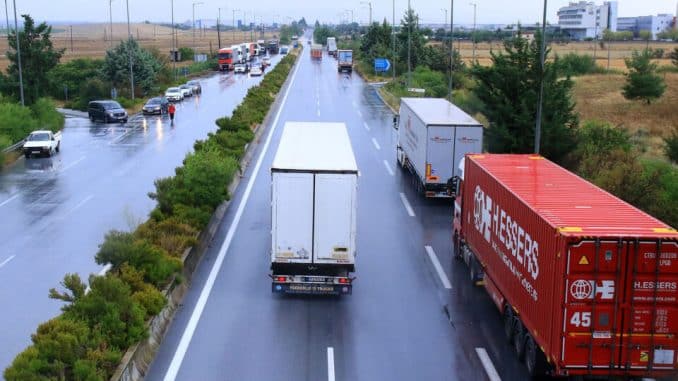Движението по магистралата между Атина и Солун е нарушено заради наводнения