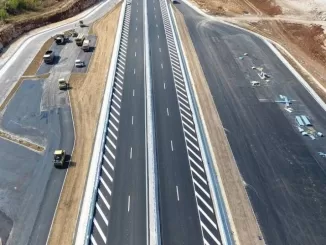 an aerial view of a highway, магистрала, апи