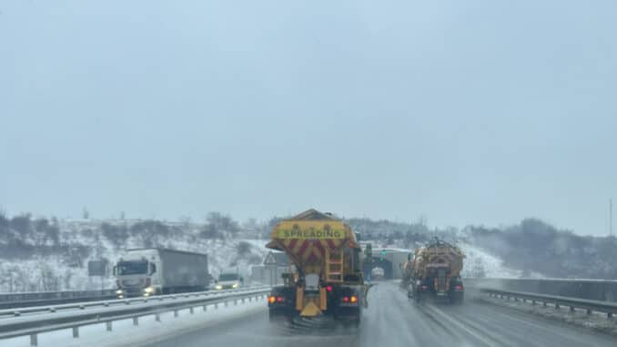 Затворени са пътища поради почистване на снежната покривка. Вижте кои са те.