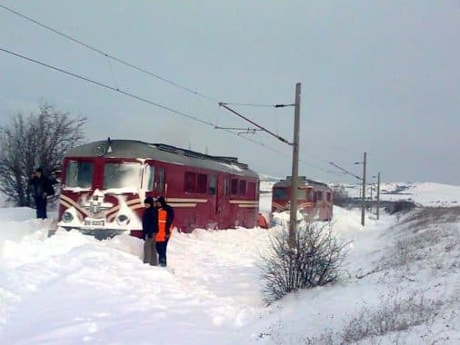 Влак задтрупан от преспи, НКЖИ възстанови движението на влаквое