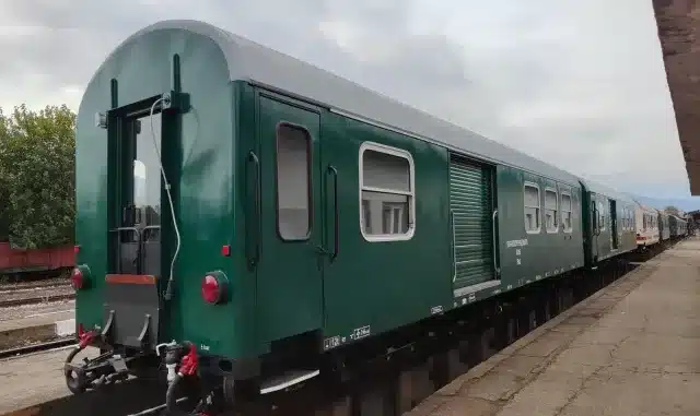 вагон на гара, ски и велосипеди