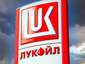 снимка на табела информираща за бензиностанция Лукойл