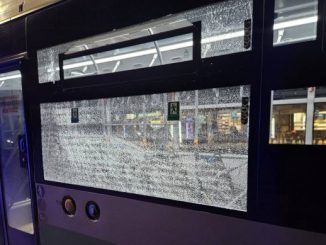 счупено стъкло след стрелба по градския транспорт в габрово