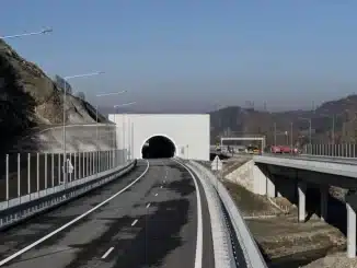 пускат движението по тунел железница